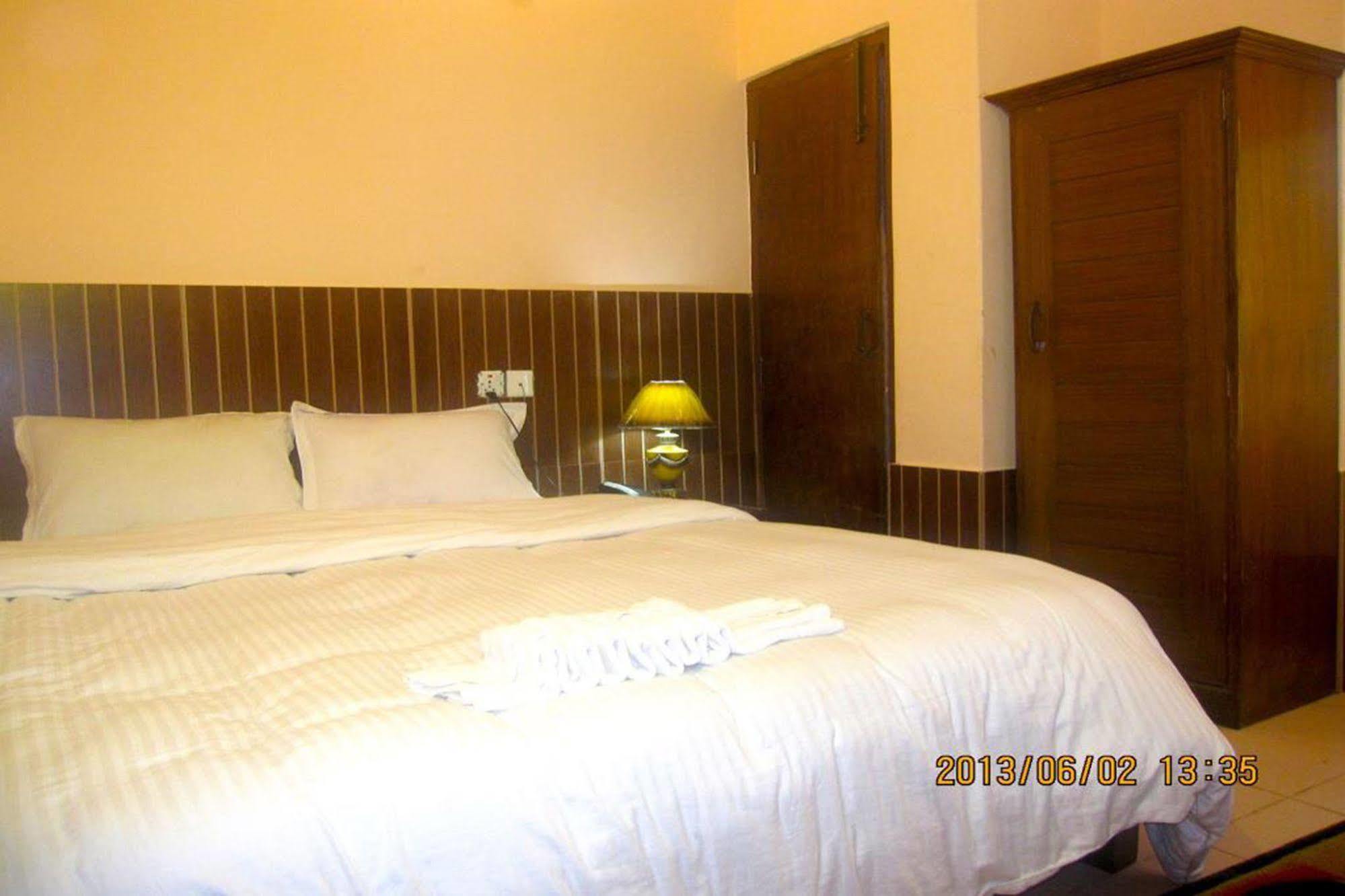 Hotel Half Moon Pokhara Exterior foto